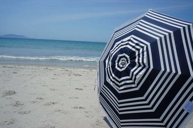 Hollie & Harrie Classic Fringe 210cm Canvas Beach Umbrella - Hello SaiWow the Hello Sailor is a Classic.
The Fringe 210cm Beach Umbrella is a classic beach lovers staple. The thick & luxurious 100% cotton canopy with a retro fringBeachkit