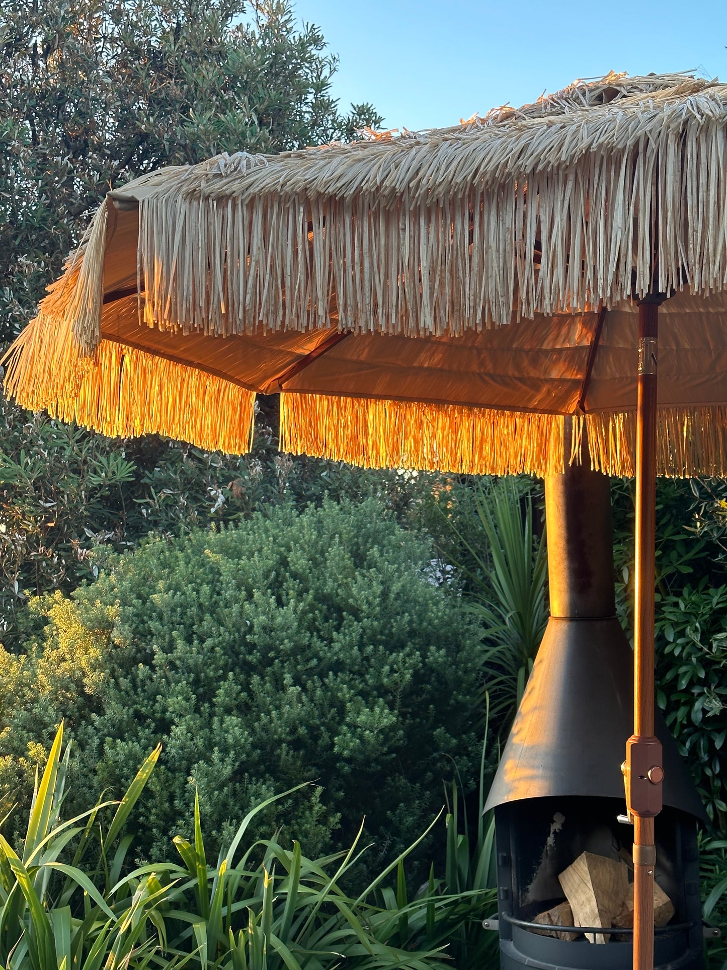 Hula 275cm MARKET Umbrella with crank lift - Raffia ThatchBring the charm and the lifestyle of the islands to your home or business with this hula shade umbrella. This nine-foot (275cm) raffia thatch umbrella is the perfectBeachkit